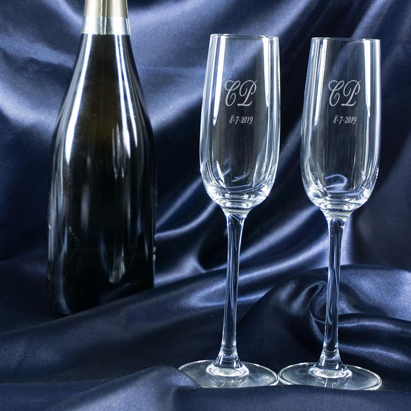 Regalos personalizados: Cristalería personalizada: Copas de cava grabadas con iniciales