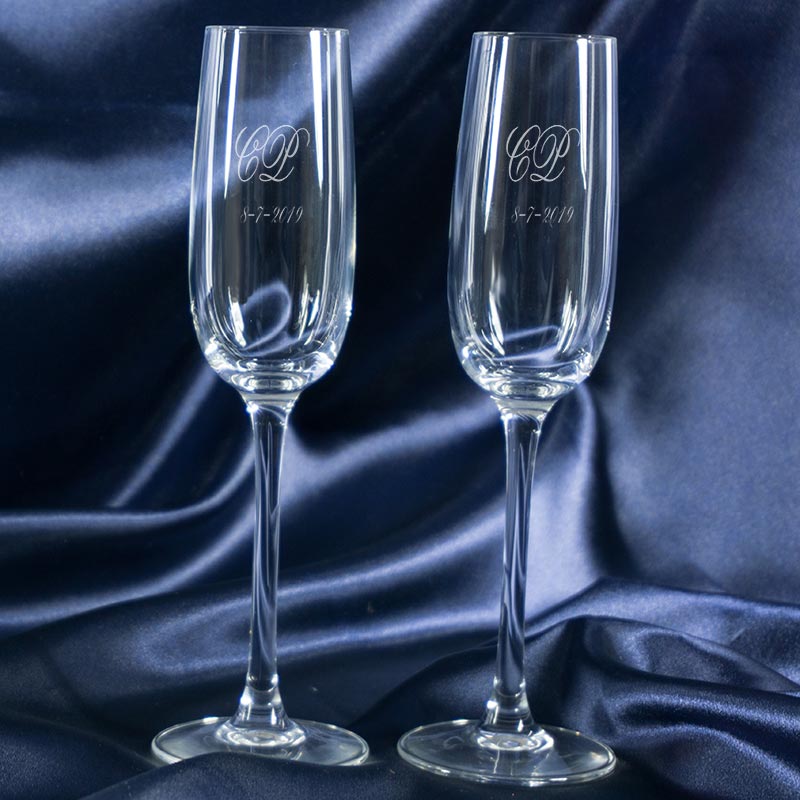 Regalos personalizados: Bebidas personalizadas: Copas de cava grabadas con iniciales