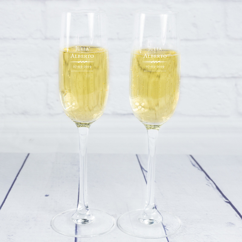 Regalos personalizados: Cristalería personalizada: Copas de cava grabadas para pareja