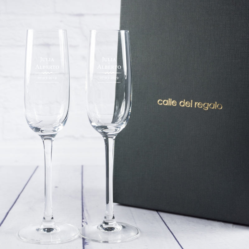 Regalos personalizados: Cristalería personalizada: Copas de cava grabadas para pareja