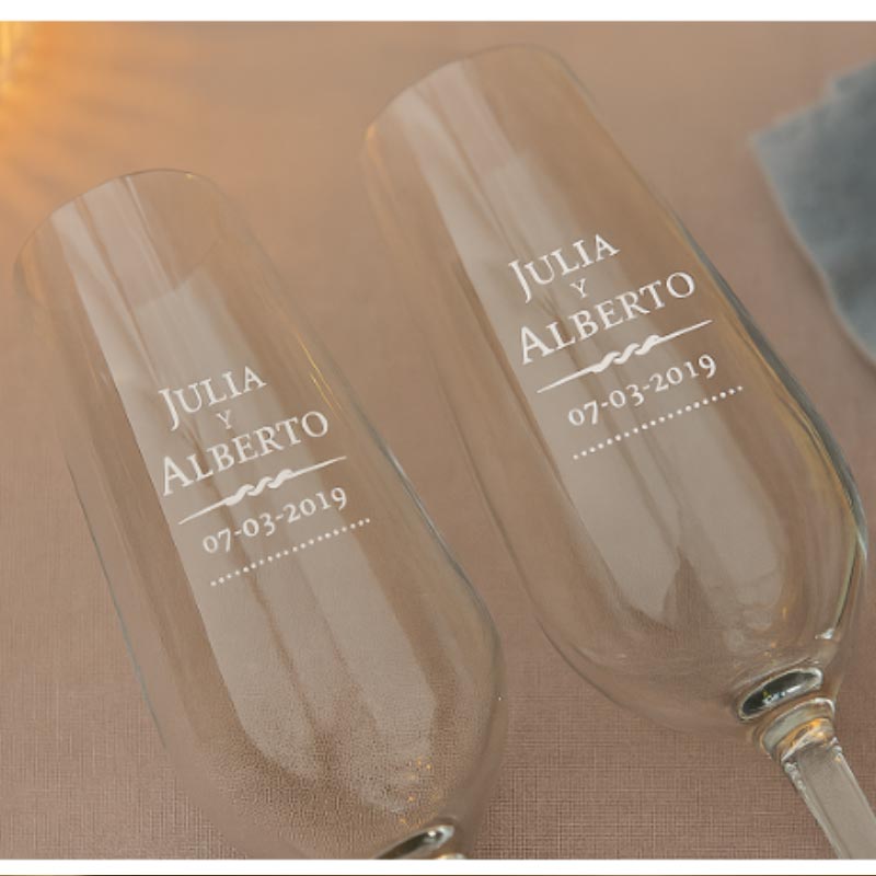 Regalos personalizados: Cristalería personalizada: Copas de cava grabadas para pareja