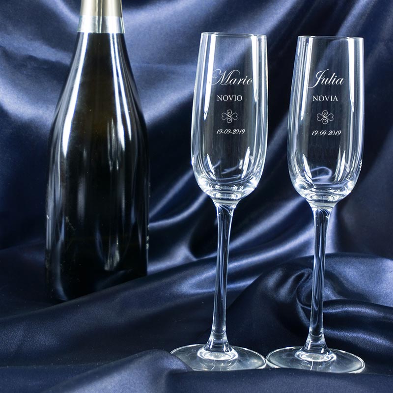 Regalos personalizados: Cristalería personalizada: Copas de cava personalizadas para novios