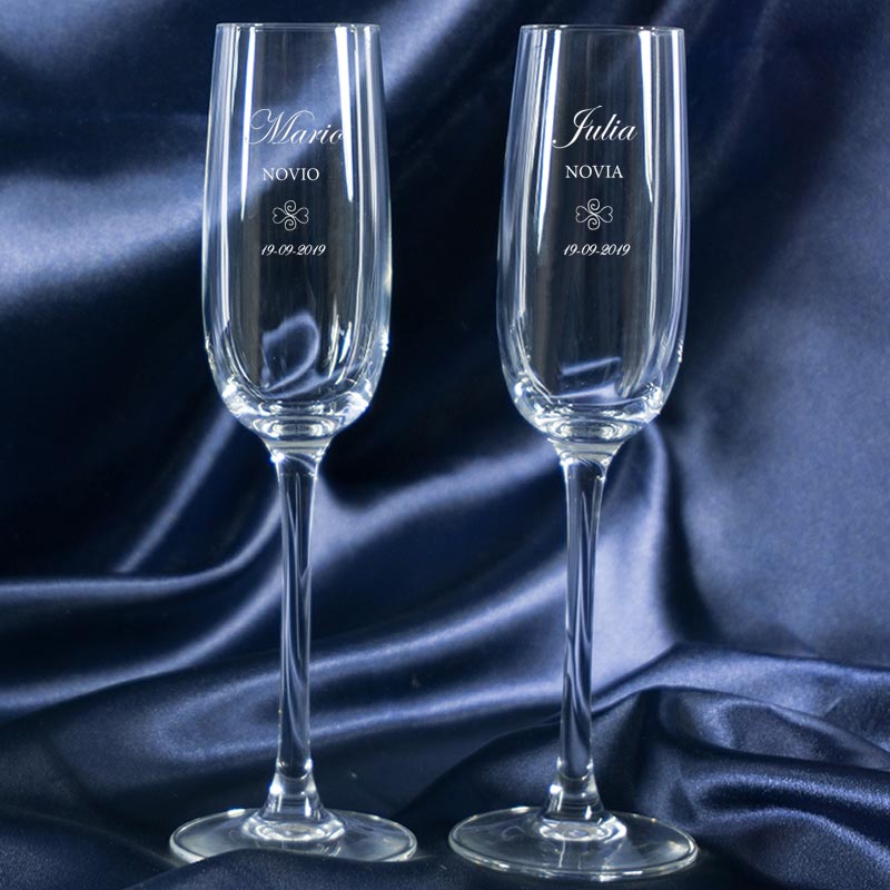 Regalos personalizados: Cristalería personalizada: Copas de cava personalizadas para novios