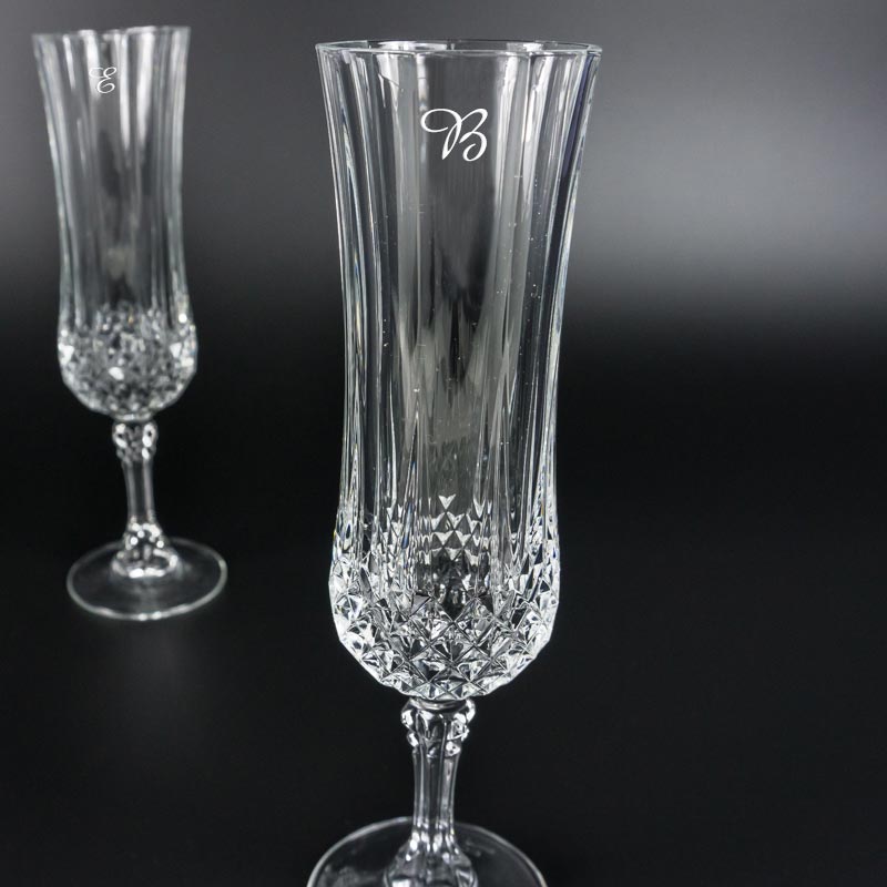 Regalos personalizados: Cristalería personalizada: Juego de 6 copas de cava talladas grabadas