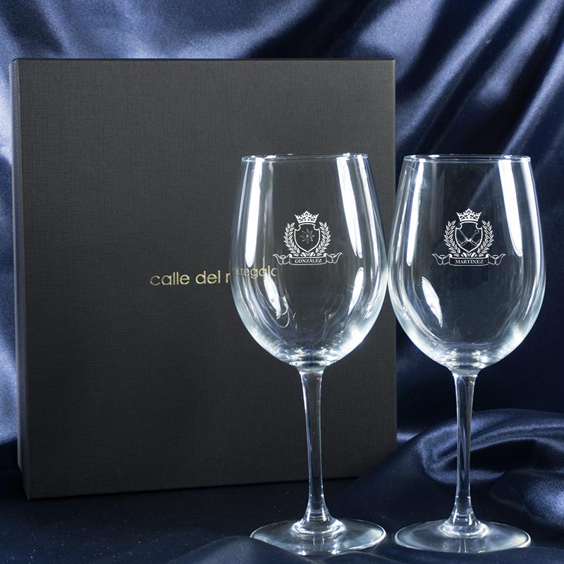 Regalos personalizados: Cristalería personalizada: Copas de vino con dos escudos grabado