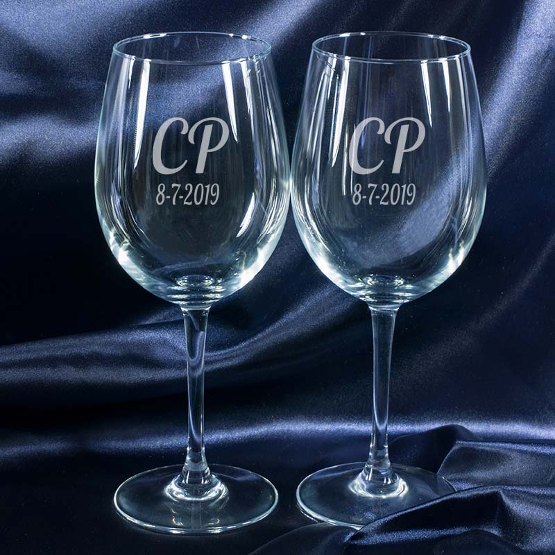 Regalos personalizados: Bebidas personalizadas: Copas de vino con iniciales grabadas