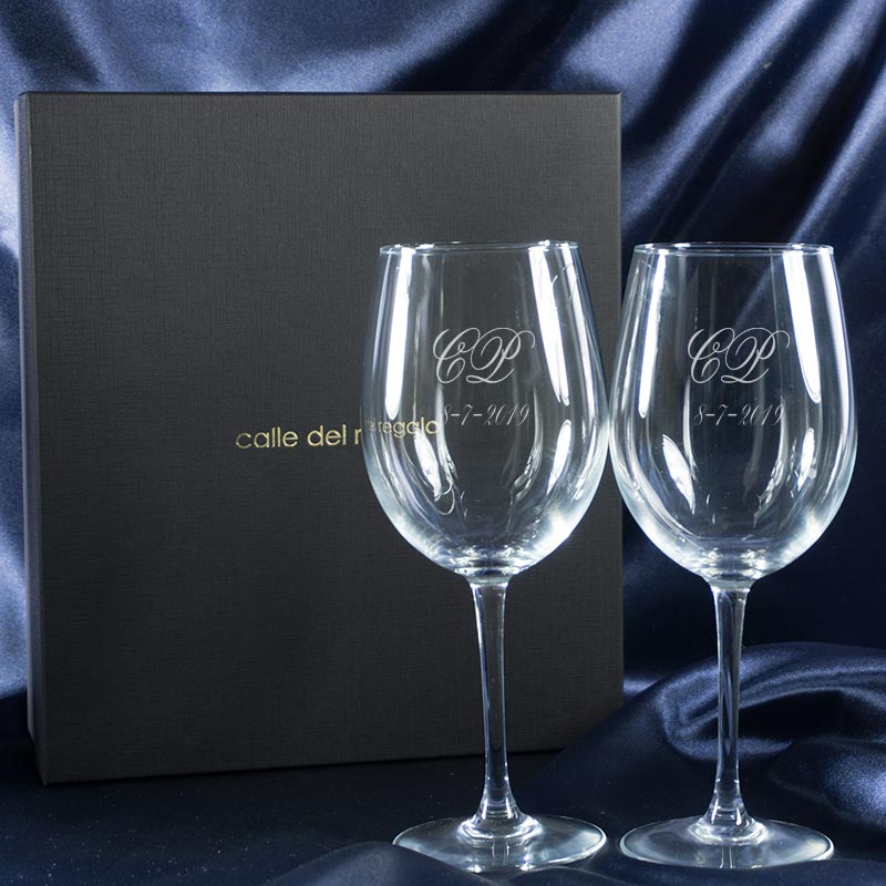 Regalos personalizados: Cristalería personalizada: Copas de vino con iniciales grabadas