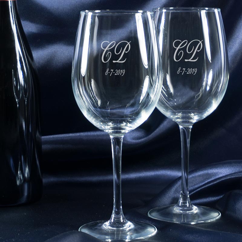 Regalos personalizados: Bebidas personalizadas: Copas de vino con iniciales grabadas