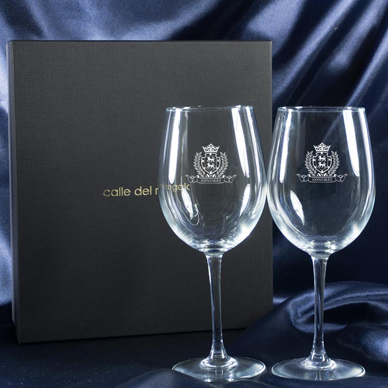 Regalos personalizados: Cristalería personalizada: Copas de vino con un escudo grabado