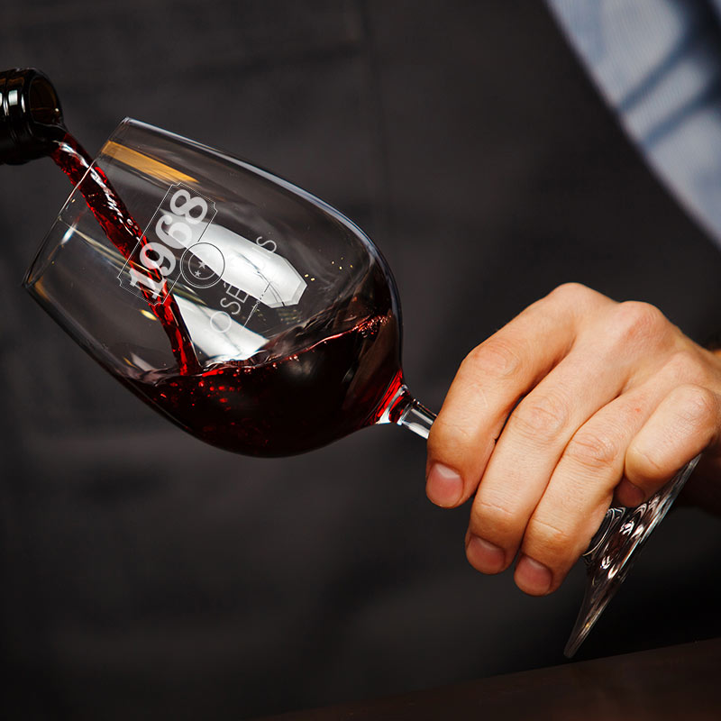 Regalos personalizados: Cristalería personalizada: Copas de vino grabadas año de nacimiento
