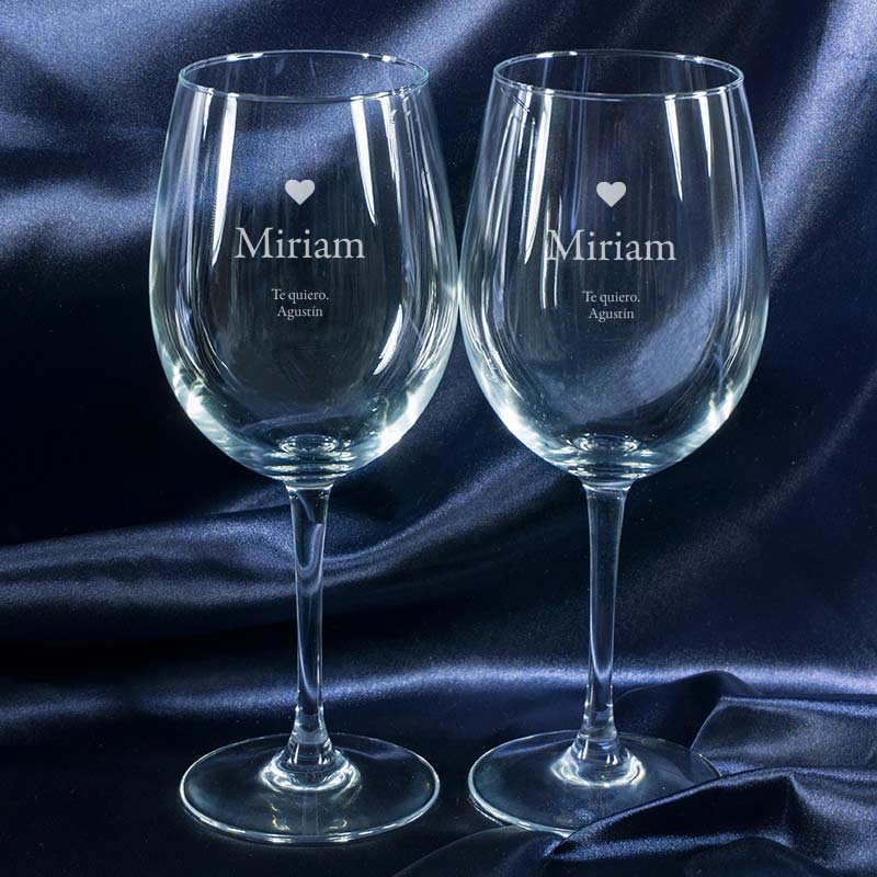 Regalos personalizados: Cristalería personalizada: Copas de vino grabadas con corazón