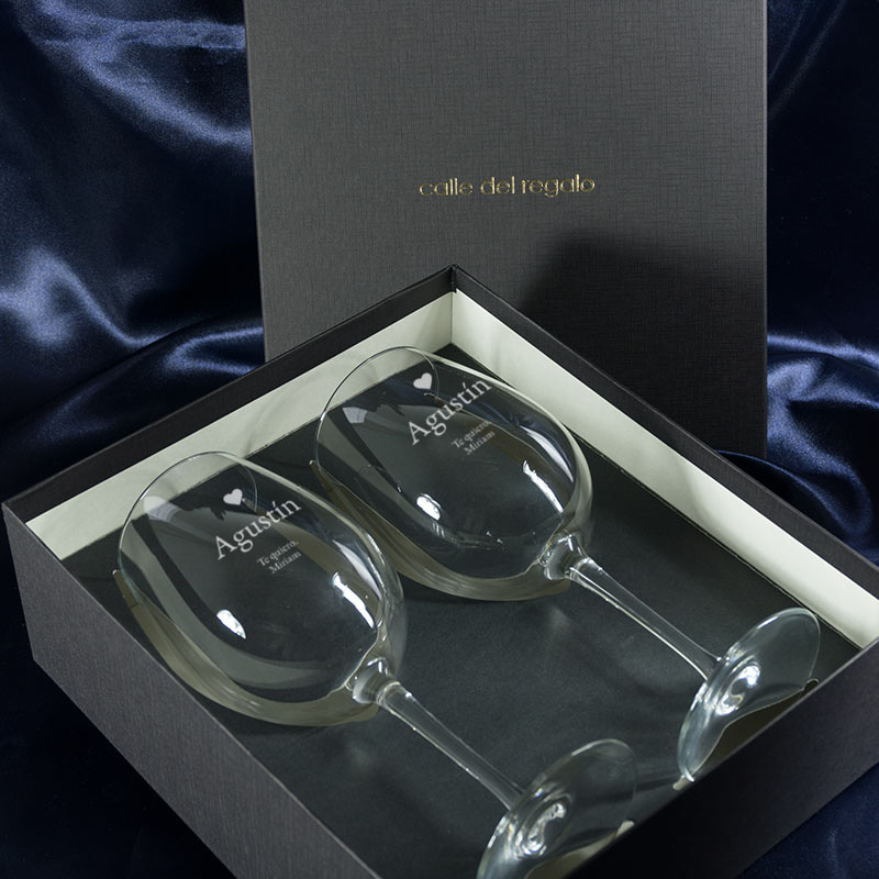 Regalos personalizados: Cristalería personalizada: Copas de vino grabadas con corazón