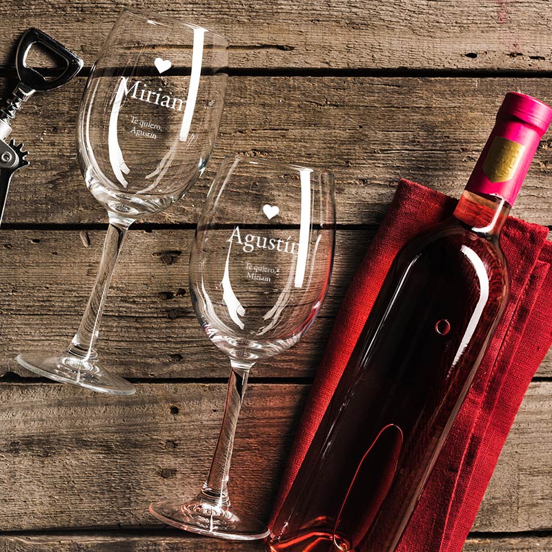 Regalos personalizados: Bebidas personalizadas: Copas de vino grabadas con corazón