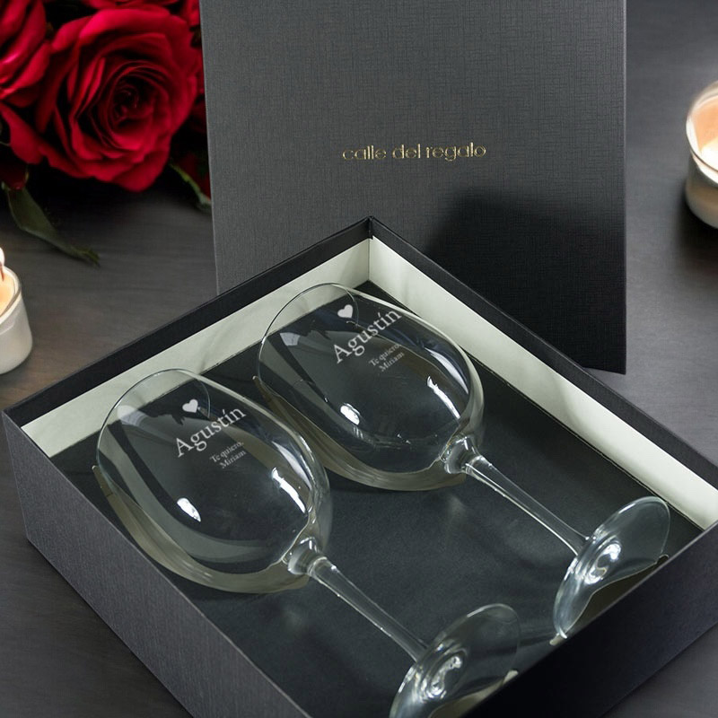 Regalos personalizados: Cristalería personalizada: Copas de vino grabadas con corazón