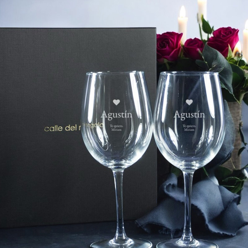 Regalos personalizados: Cristalería personalizada: Copas de vino grabadas con corazón