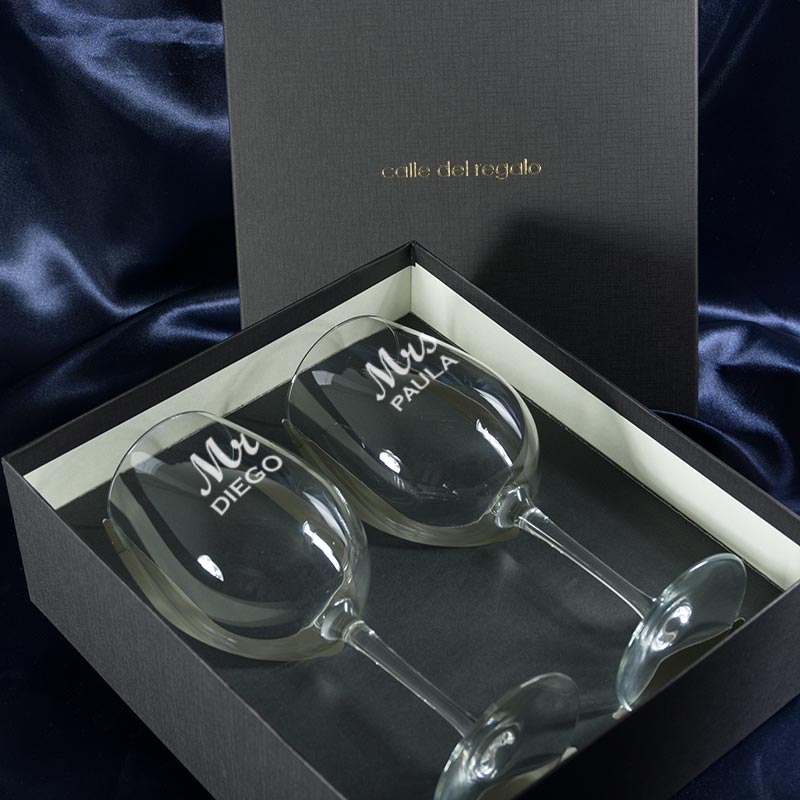 Regalos personalizados: Cristalería personalizada: Copas de vino grabadas Mr y Mrs