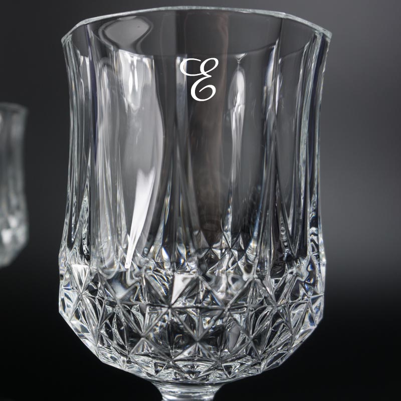 Regalos personalizados: Cristalería personalizada: Copas de vino talladas grabadas con inicial