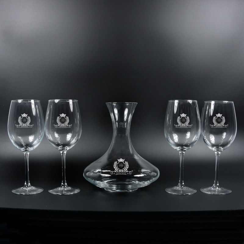 Regalos personalizados: Bebidas personalizadas: Copas de vino y decantador con escudo