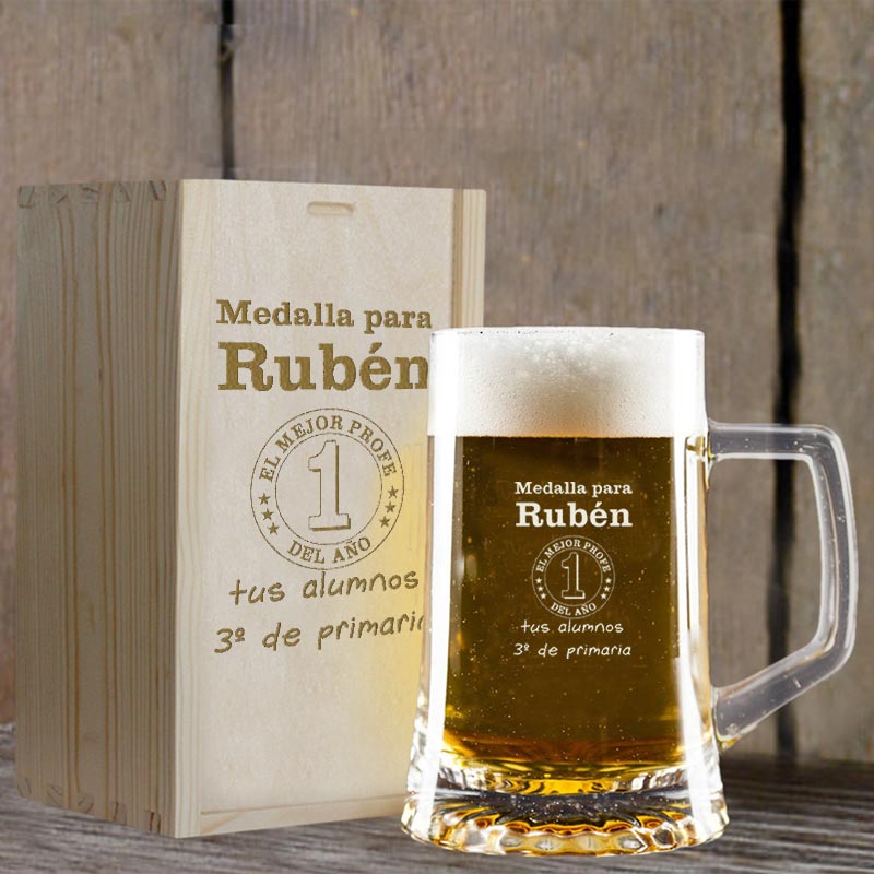 Regalos personalizados: Cristalería personalizada: Jarra de cerveza con medalla al mejor profe