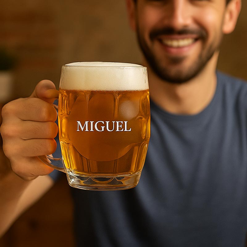 Regalos personalizados: Cristalería personalizada: Jarra de cerveza con nombre grabado