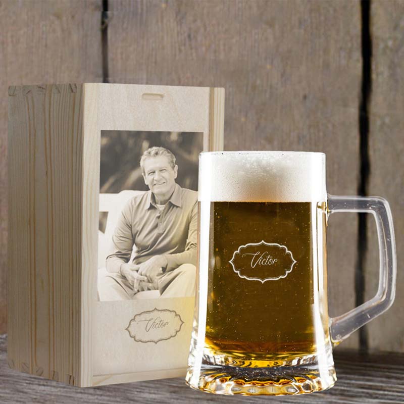 Regalos personalizados: Cristalería personalizada: Jarra de cerveza grabada en caja de madera con foto