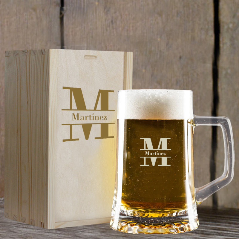 Regalos personalizados: Cristalería personalizada: Jarra de cerveza inicial en estuche grabado