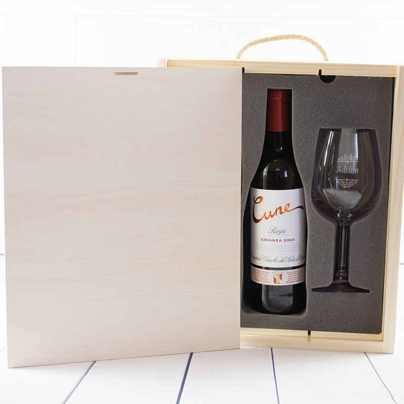 Regalos personalizados: Kits regalo: Kit con Vino Cune Crianza con copas grabadas