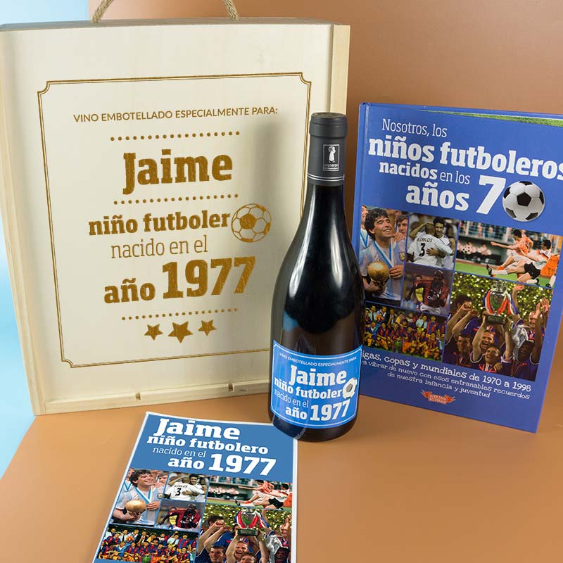 Regalos personalizados: Kits regalo: Kit futbolero 'libro y botella de vino' personalizada de los 70