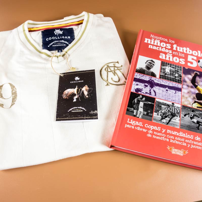 Regalos personalizados: Kits regalo: Kit futbolero para nostálgico: camiseta antigua y libro de fútbol