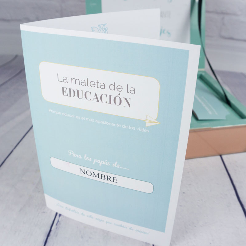 Regalos personalizados: Kits regalo: La maleta de la educación con tarjeta personalizada   