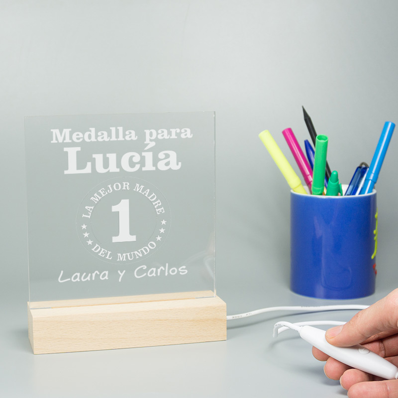 Regalos personalizados: Lámparas personalizadas: Lámpara led grabada con medalla a la mejor madre