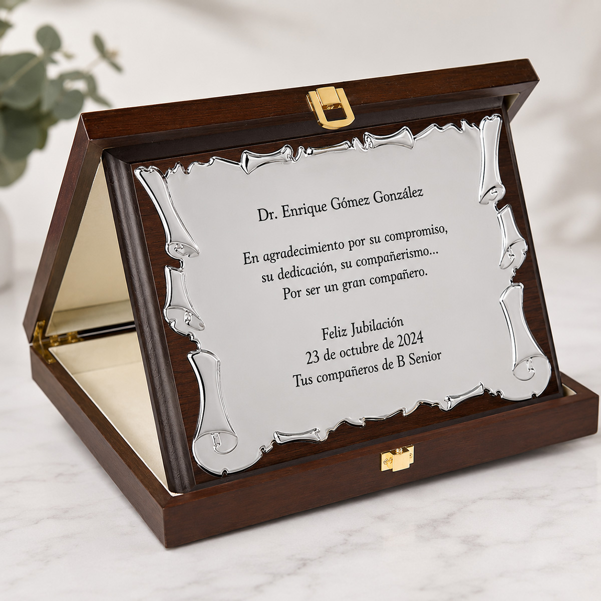 Placa de homenaje personalizada en caja de madera