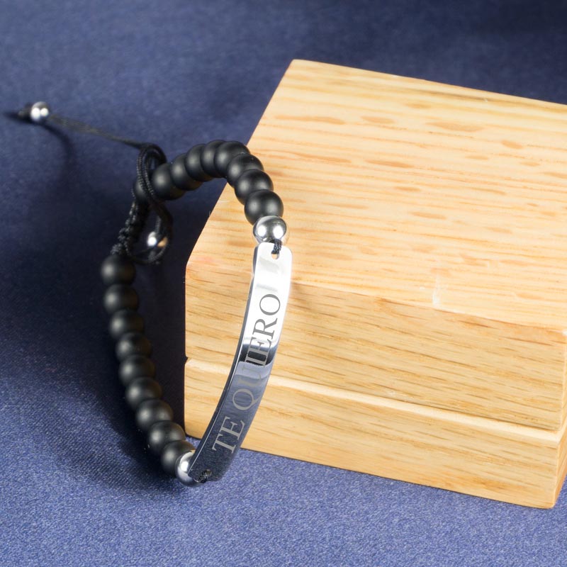 Regalos personalizados: Joyas personalizadas: Pulsera con bolitas y chapa grabada