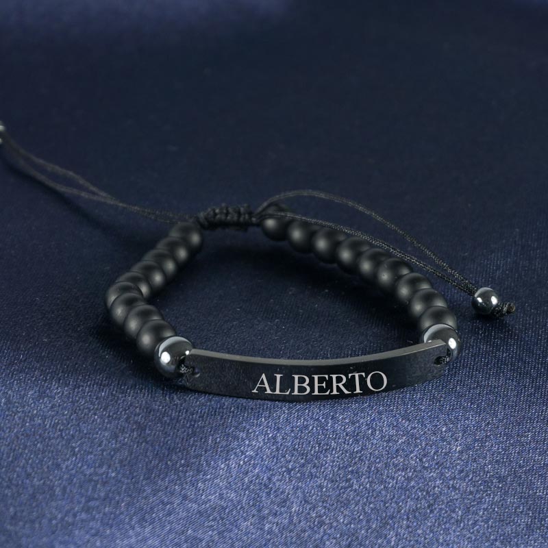 Regalos personalizados: Joyas personalizadas: Pulsera con bolitas y chapa negra grabada