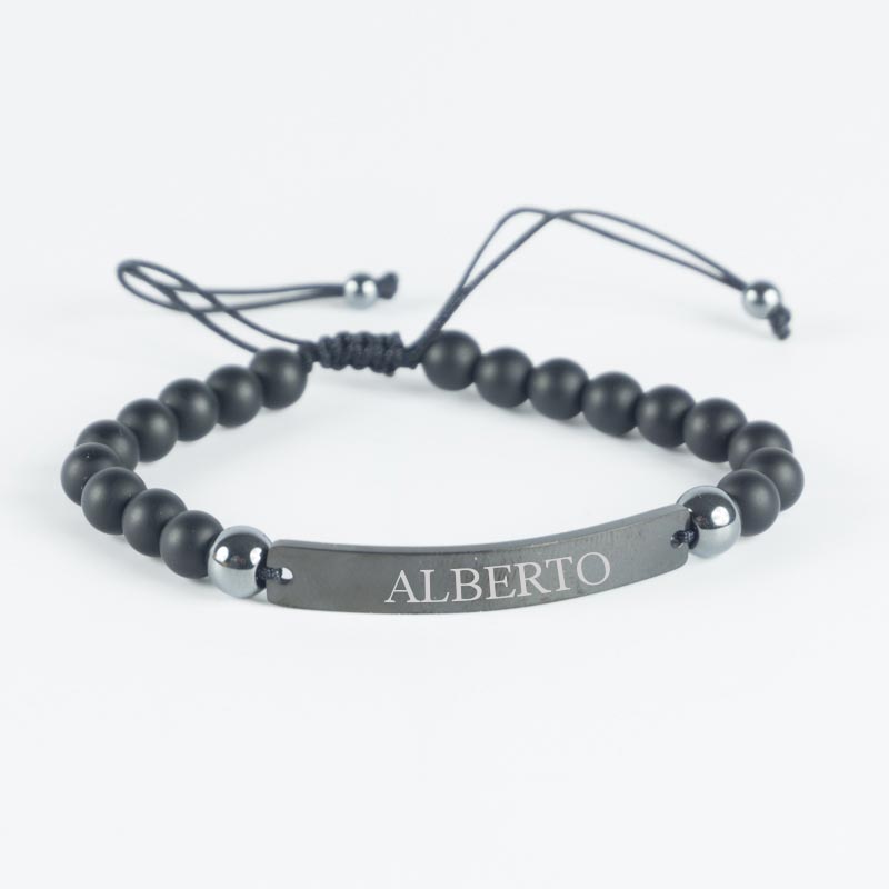 Regalos personalizados: Joyas personalizadas: Pulsera con bolitas y chapa negra grabada