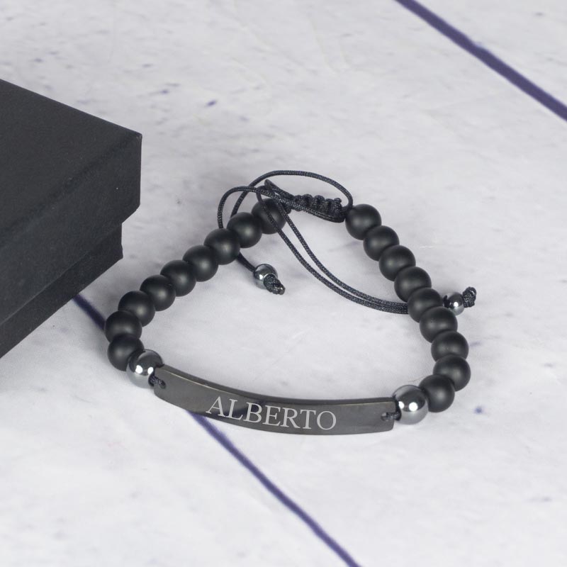 Regalos personalizados: Joyas personalizadas: Pulsera con bolitas y chapa negra grabada