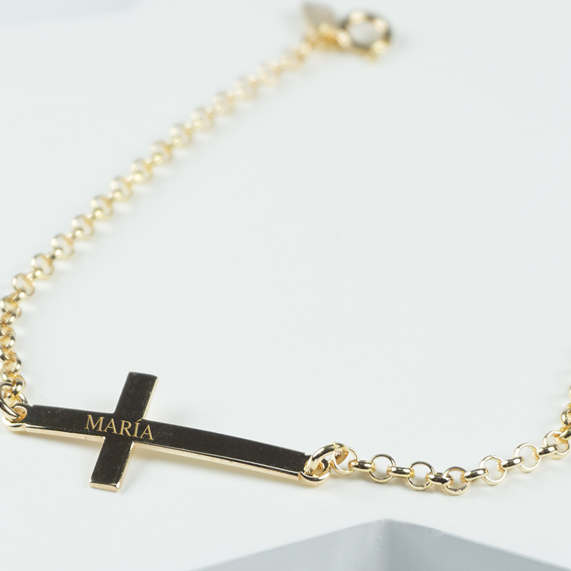 Regalos personalizados: Joyas personalizadas: Pulsera cruz personalizada ba&ntilde;ada en oro