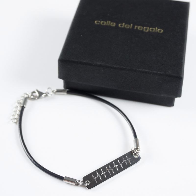 Regalos personalizados: Regalos con nombre: Pulsera de acero y cuero personalizada 'Latidos'