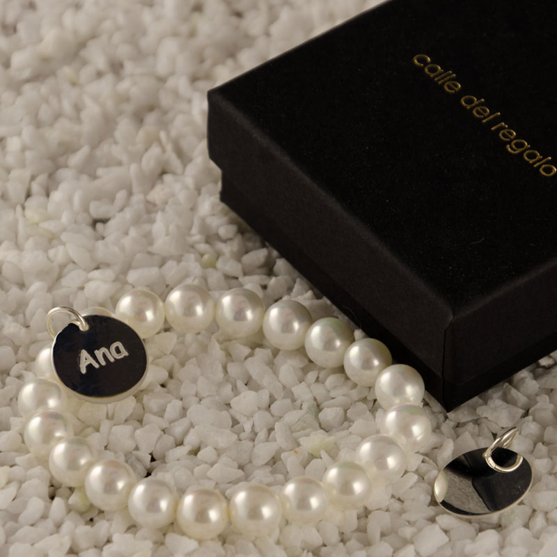 Regalos personalizados: Joyas personalizadas: Pulsera perlas con medalla de plata grabada