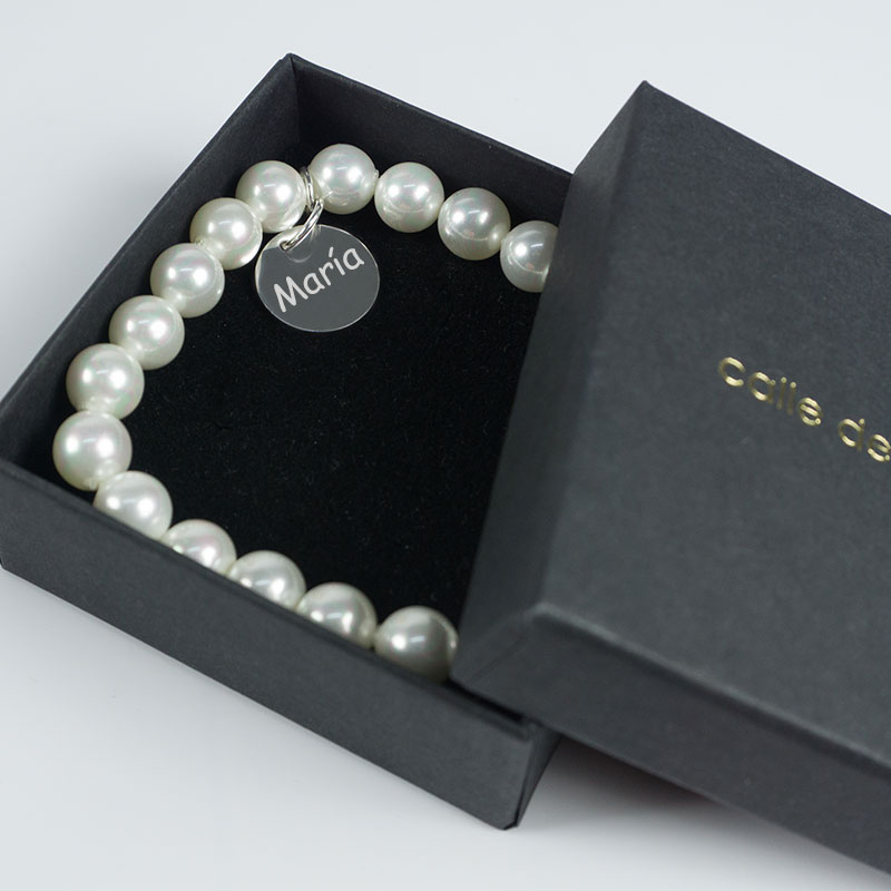 Regalos personalizados: Joyas personalizadas: Pulsera perlas con medalla de plata grabada