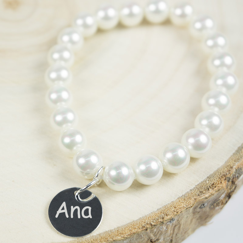 Regalos personalizados: Joyas personalizadas: Pulsera perlas con medalla de plata grabada