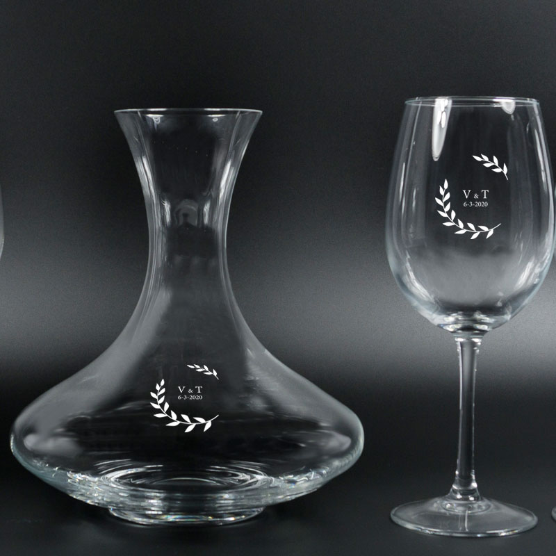 Regalos personalizados: Bebidas personalizadas: Set decantador y copas con monograma grabado