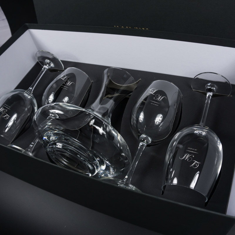 Regalos personalizados: Cristalería personalizada: Set decantador y copas con monograma grabado