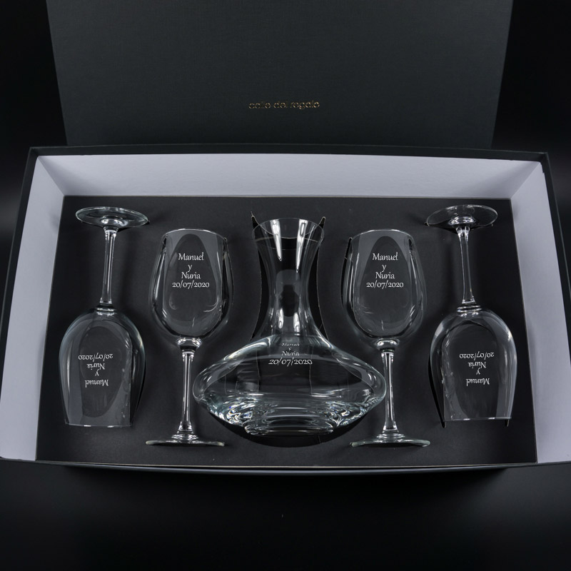 Regalos personalizados: Cristalería personalizada: Set decantador y copas con texto grabado