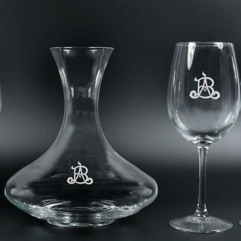 Regalos personalizados: Bebidas personalizadas: Set decantador y copas grabado con monograma