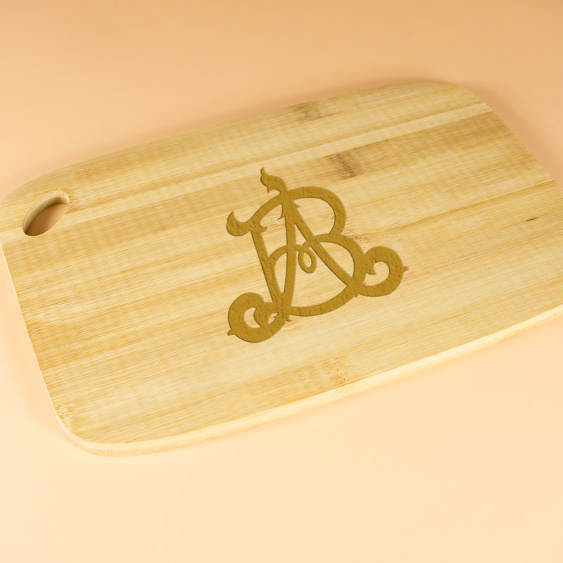 Regalos personalizados: Diseño y decoración: Tabla de madera con monograma grabado
