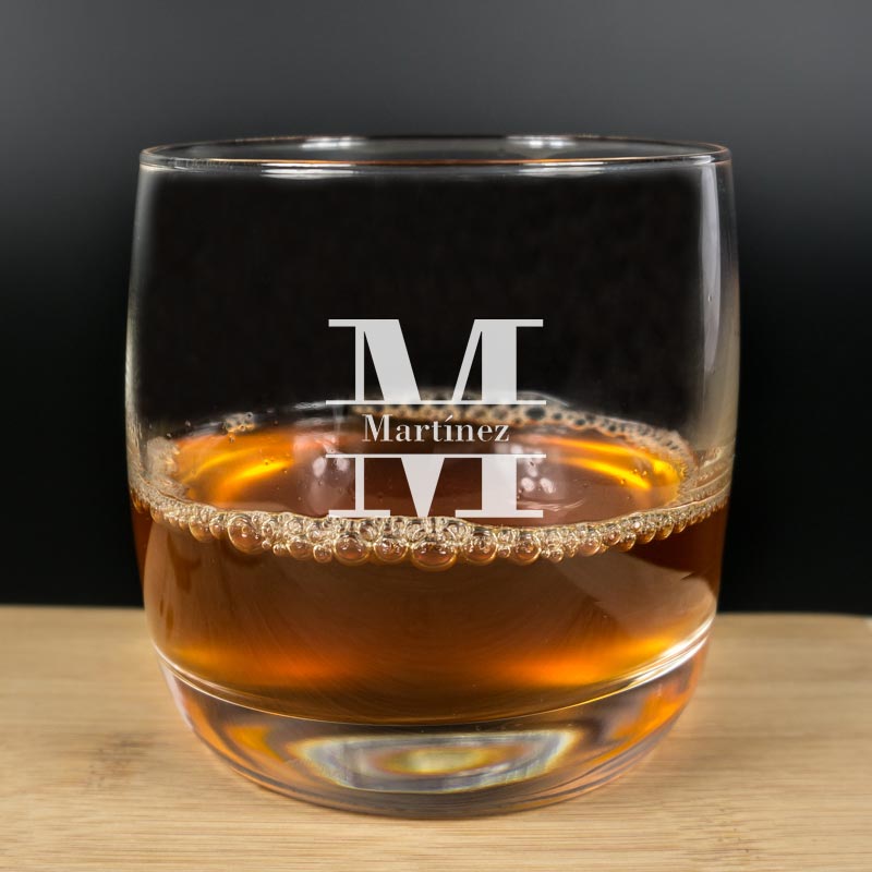 Regalos personalizados: Cristalería personalizada: Vaso de whisky grabado 'Inicial y nombre'