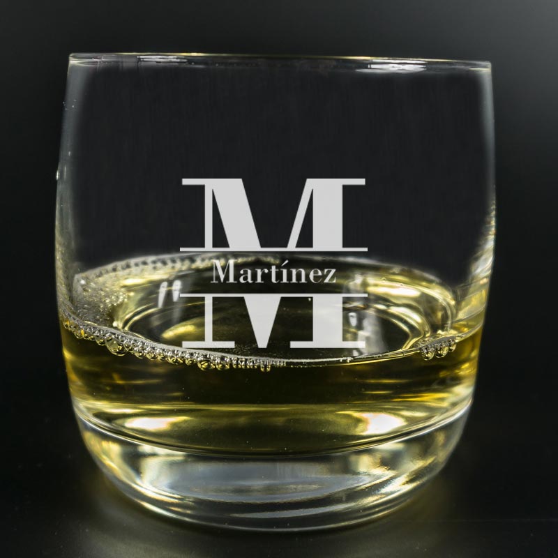 Regalos personalizados: Cristalería personalizada: Vaso de whisky grabado 'Inicial y nombre'