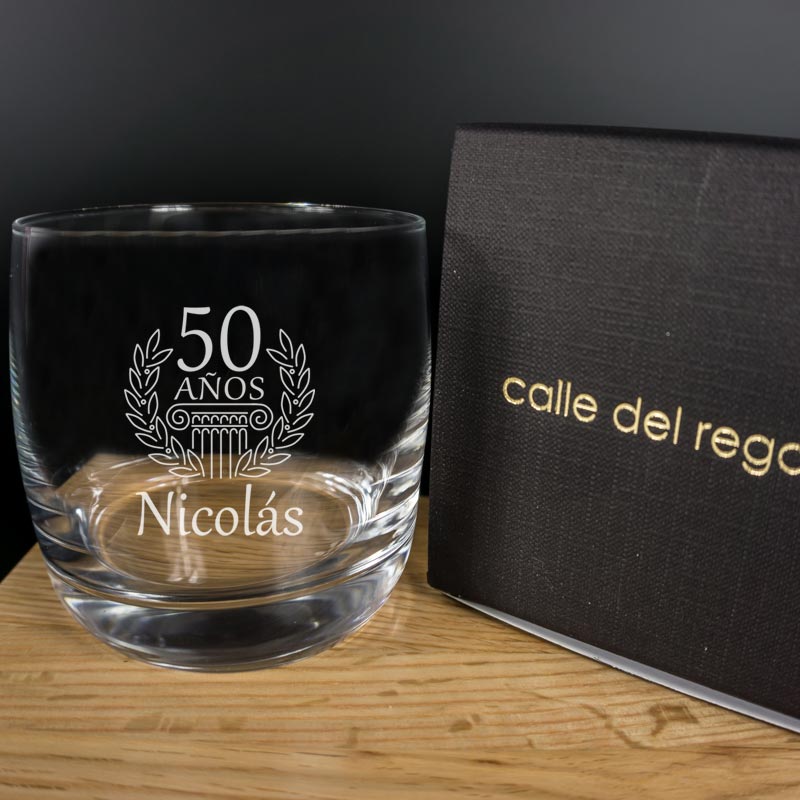 Regalos personalizados: Cristalería personalizada: Vaso de whisky grabado para cumpleaños