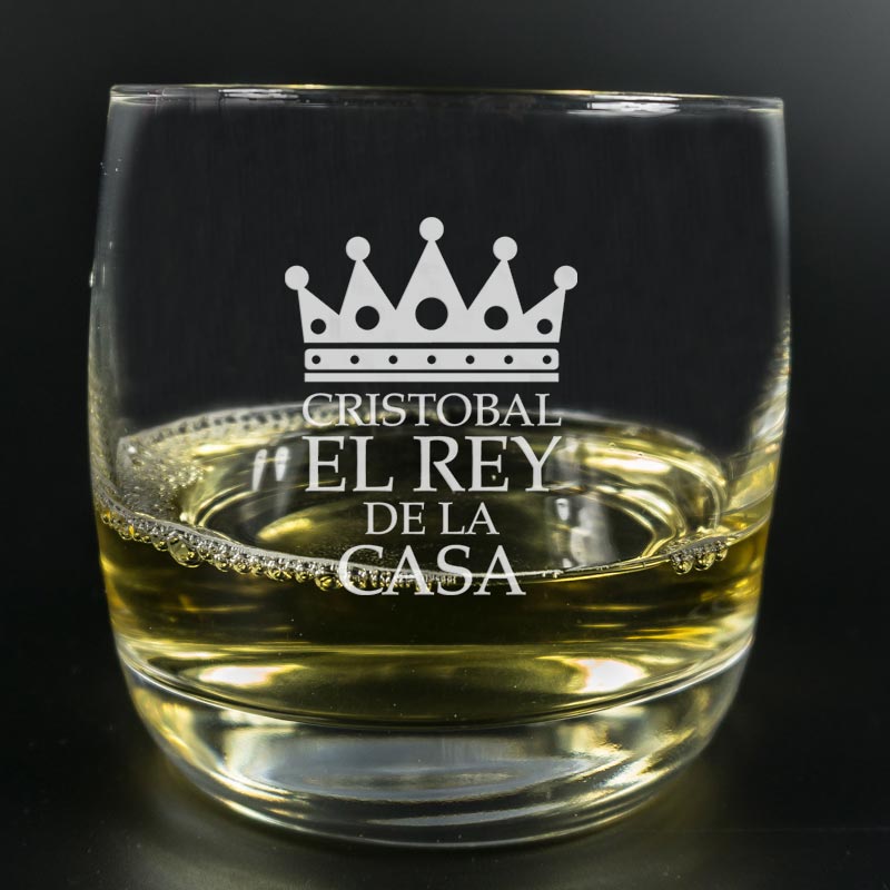 Regalos personalizados: Cristalería personalizada: Vaso de whisky grabado para el rey de la casa